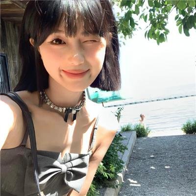 蓝天花朵
